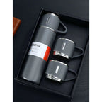 Kit Garrafa Térmica 500ml com 3 Canecas - Praticidade estilo e bebida na temperatura ideal