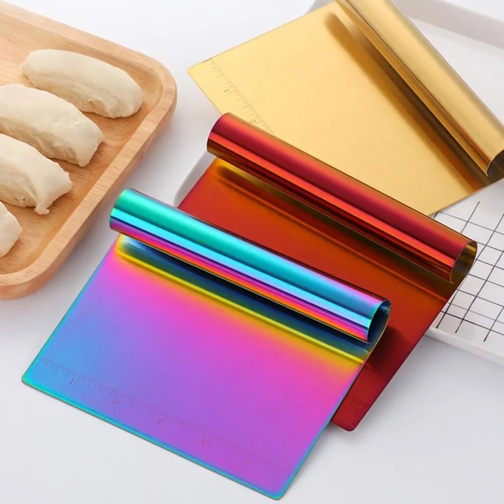 Cortador de massa de pastelaria em aço inoxidável, operação manual, alça ergonômica, raspador de pizza, marcadores claros, aperto confortável, divisor de bolo