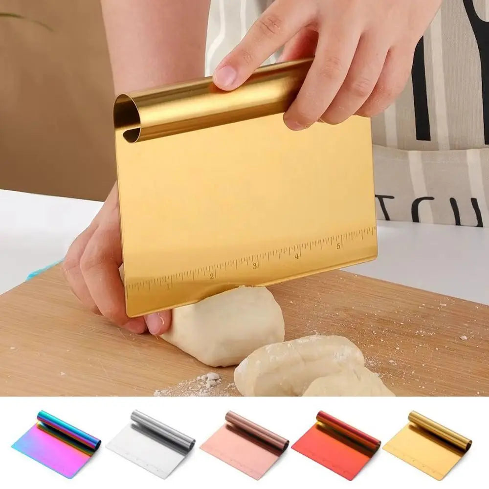 Cortador de massa de pastelaria em aço inoxidável, operação manual, alça ergonômica, raspador de pizza, marcadores claros, aperto confortável, divisor de bolo