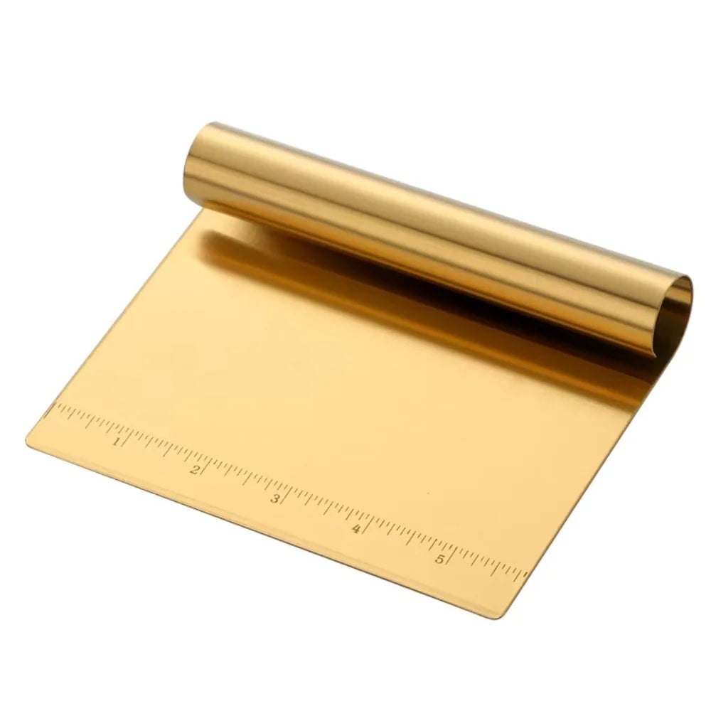 Cortador de massa de pastelaria em aço inoxidável, operação manual, alça ergonômica, raspador de pizza, marcadores claros, aperto confortável, divisor de bolo