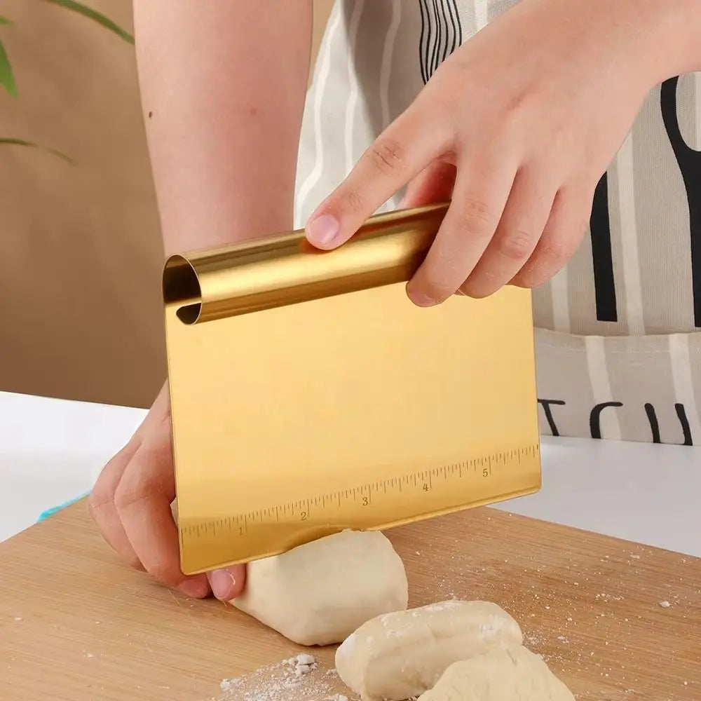 Cortador de massa de pastelaria em aço inoxidável, operação manual, alça ergonômica, raspador de pizza, marcadores claros, aperto confortável, divisor de bolo