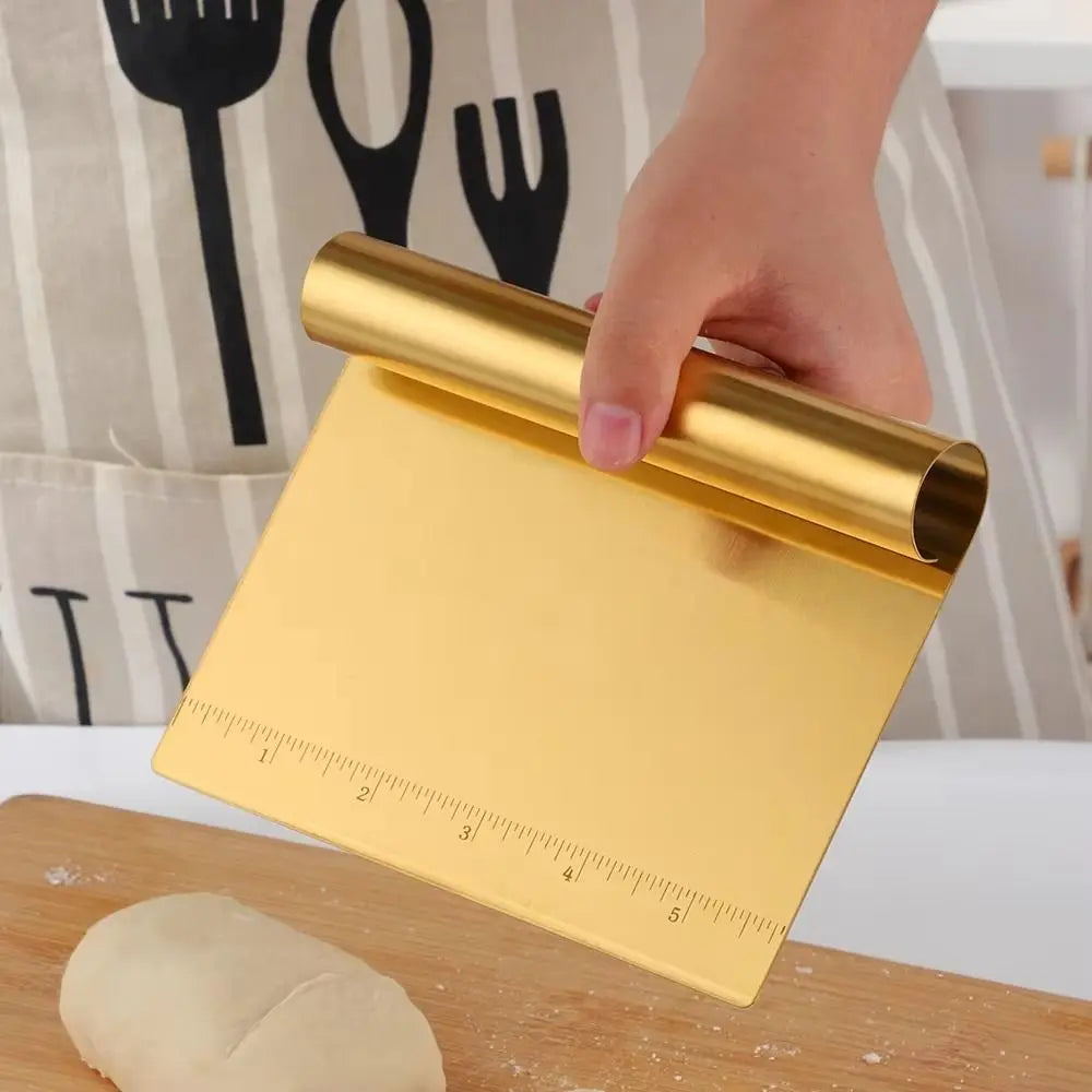 Cortador de massa de pastelaria em aço inoxidável, operação manual, alça ergonômica, raspador de pizza, marcadores claros, aperto confortável, divisor de bolo