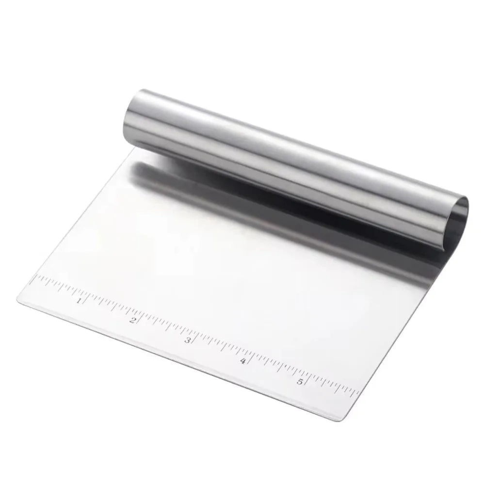 Cortador de massa de pastelaria em aço inoxidável, operação manual, alça ergonômica, raspador de pizza, marcadores claros, aperto confortável, divisor de bolo